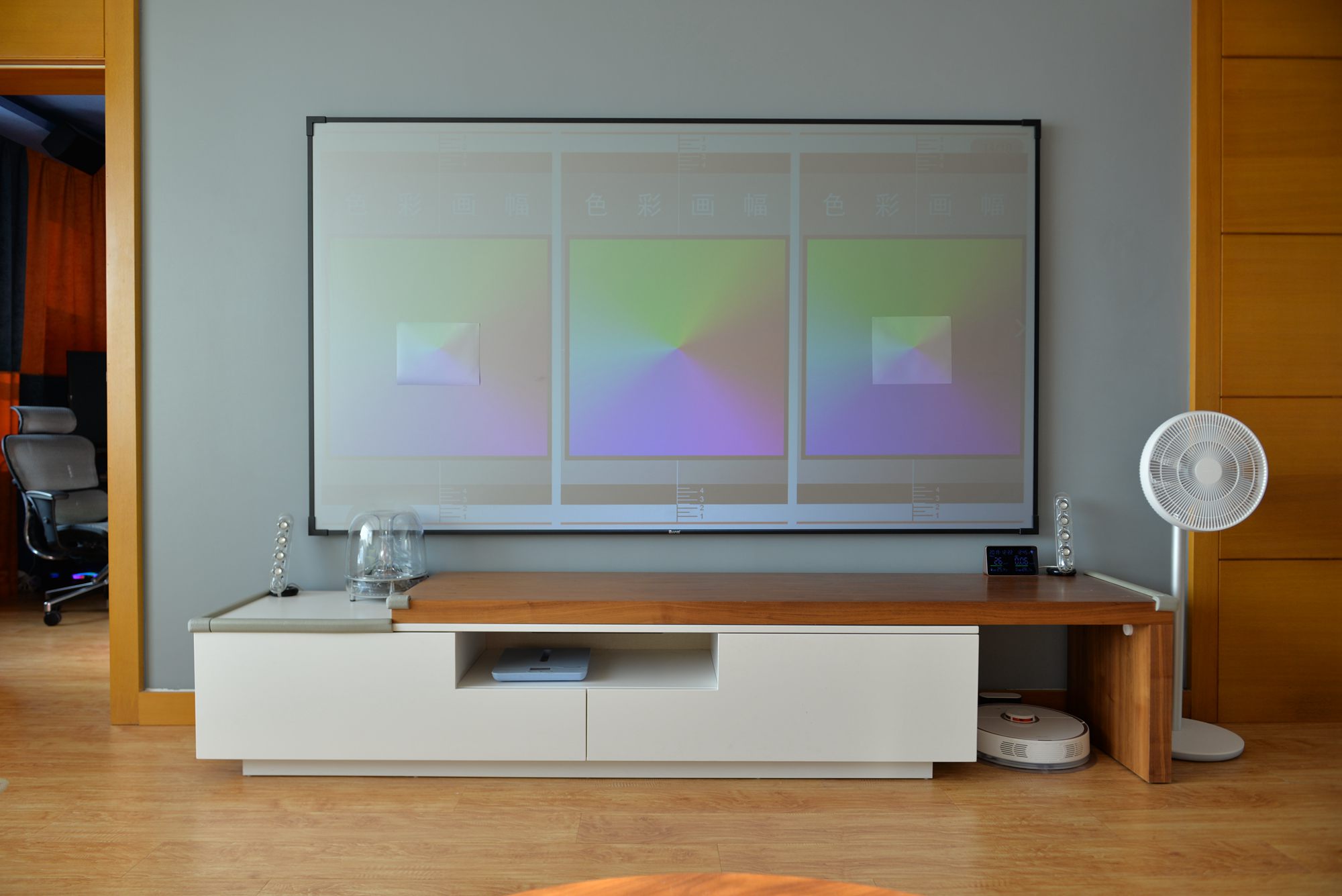 激光投影仪适合用白幕还是灰幕,2000流明投影仪适合白幕还是灰幕