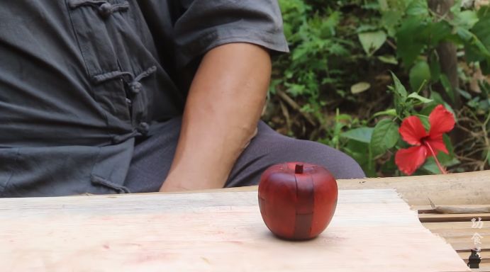 63岁中国大爷靠玩木头火到国外,61岁大爷惊呆外国人