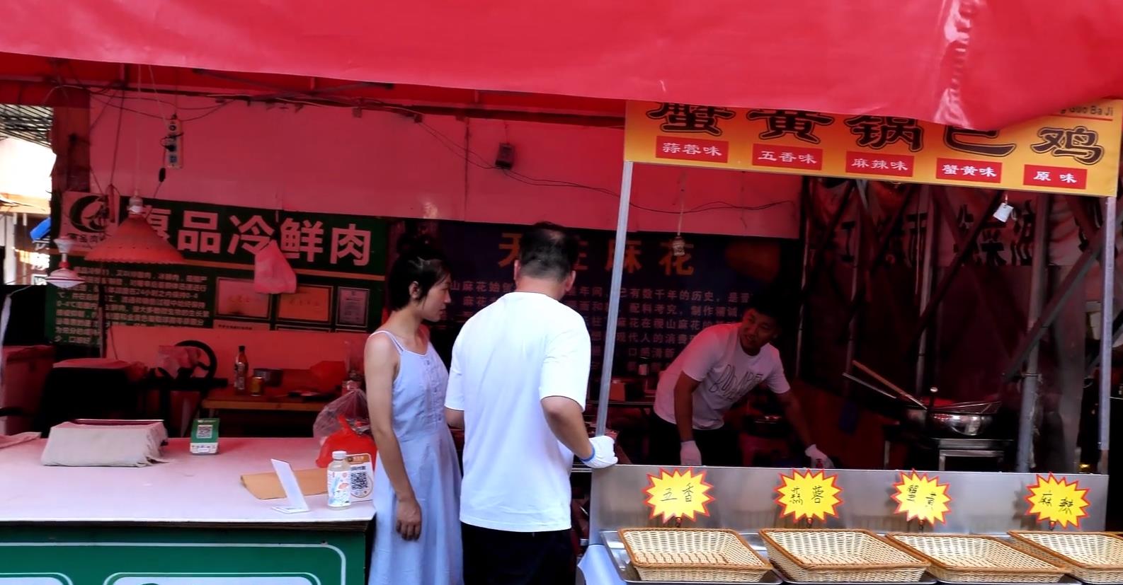 陕西小伙卖炸鸡日卖两万,小伙卖炸鸡每月收入10万元