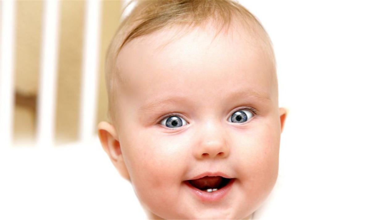 宝宝喜欢用手抓脸是什么原因,为啥小婴儿总爱打脸