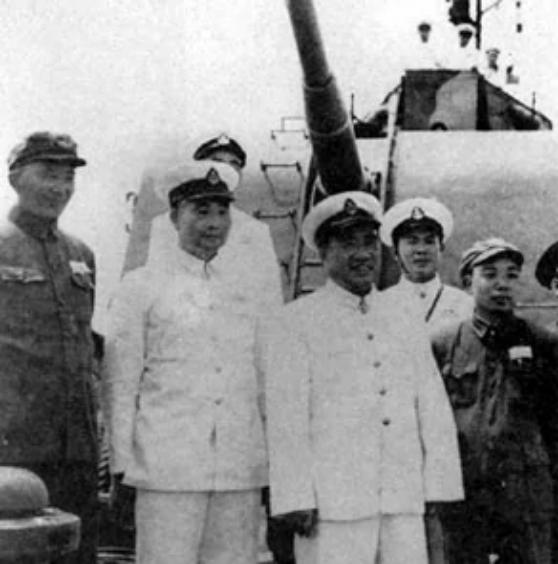 毛主席去青岛视察,顺便去肖劲光家做客:让你夫人做个苦瓜炒鸭子