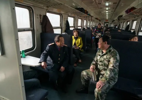 “庄户列车”要提速了慢悠悠的车厢一头连着乡愁一头连着亲情