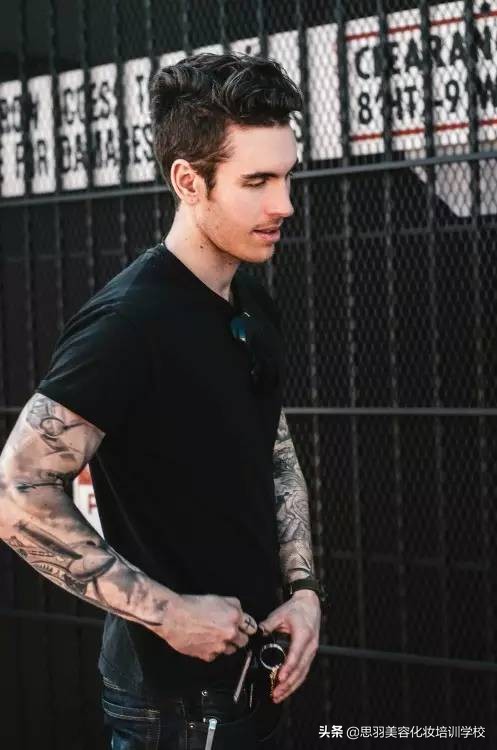 纹身并不能评价一个人的好坏,正确的纹身知识和护理方法