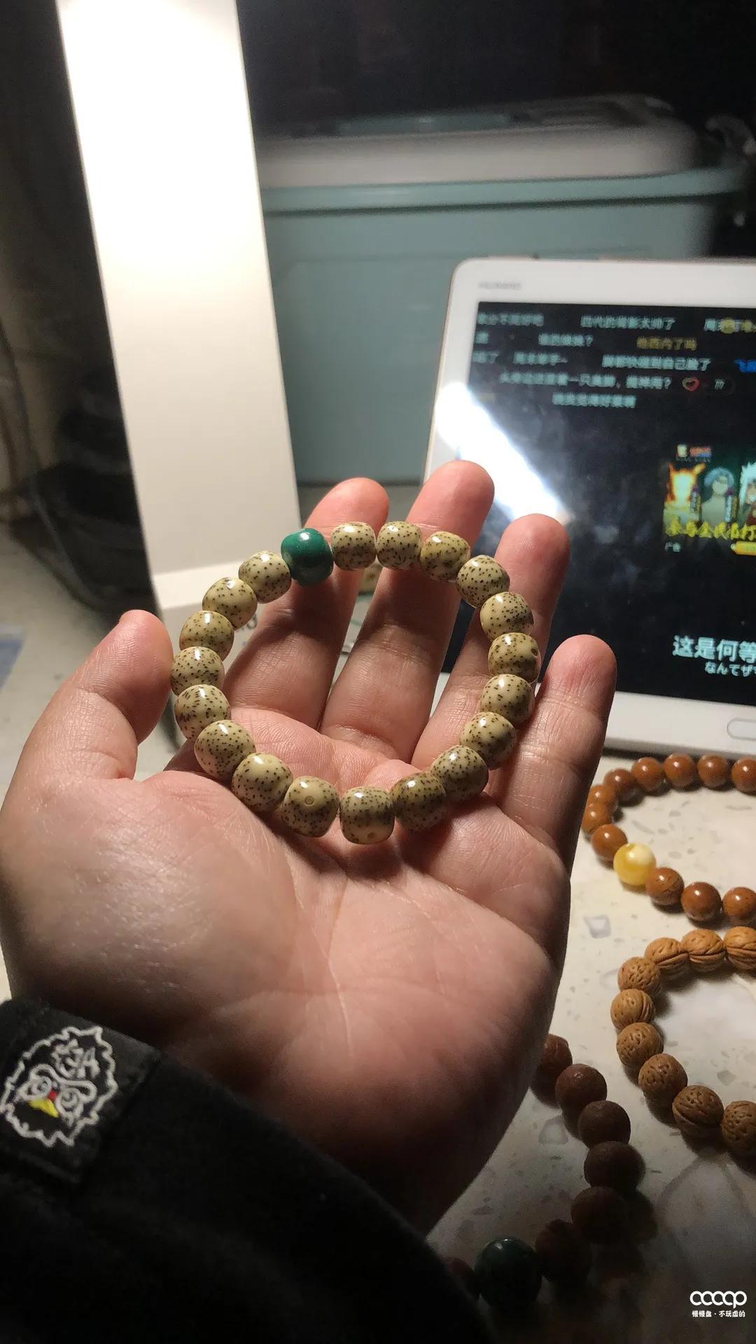 短发超飒小姐姐，玩串儿不贵也精致，骑起车来，帅翻天