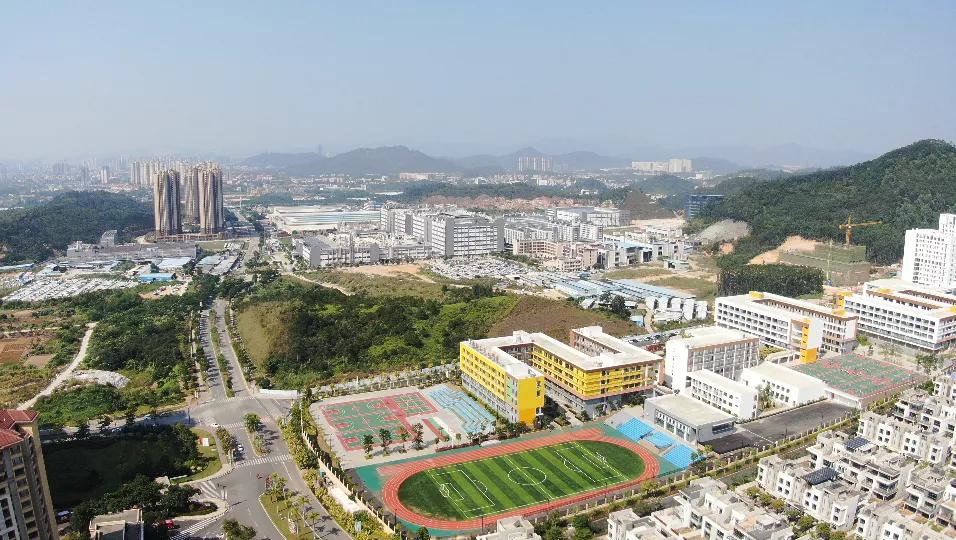 与深圳一河之隔的香港,与深圳一江之隔的城市