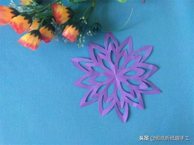 手工剪纸窗花教程春字窗花,窗花剪纸教程简单又漂亮花