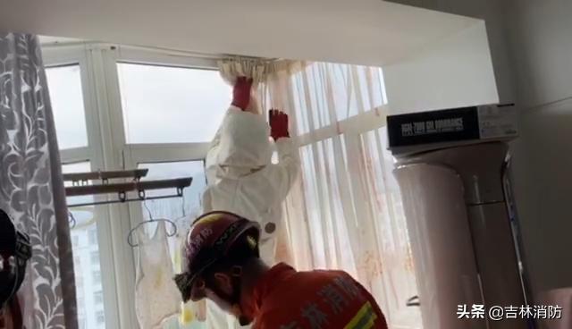 蝙蝠闯入居民家中消防员大战蝙蝠,蝙蝠飞进家消防员一扫把搞定