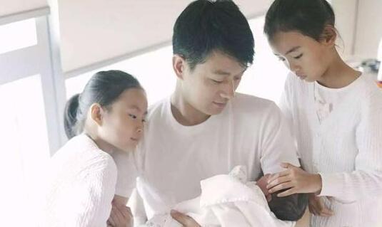 为生三胎代价大！张艺谋被罚巨款、佟大为女儿变领养、黄磊降职？