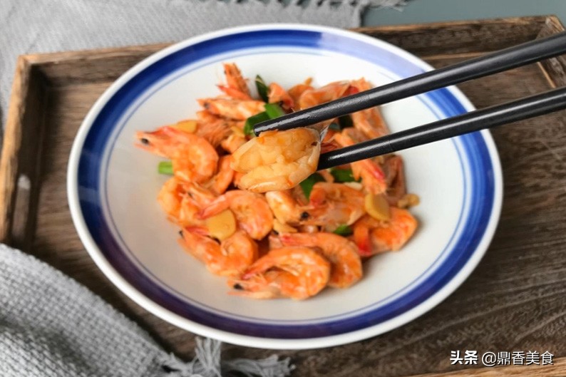 几月份捕捉河虾最肥美,吃虾要怎么咬