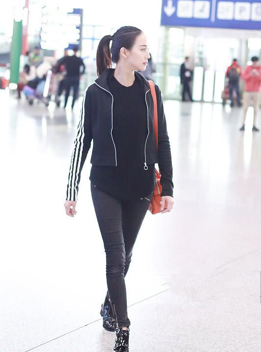 运动风挺好看，张钧甯穿短款运动衣出门，配条铅笔裤气质很好