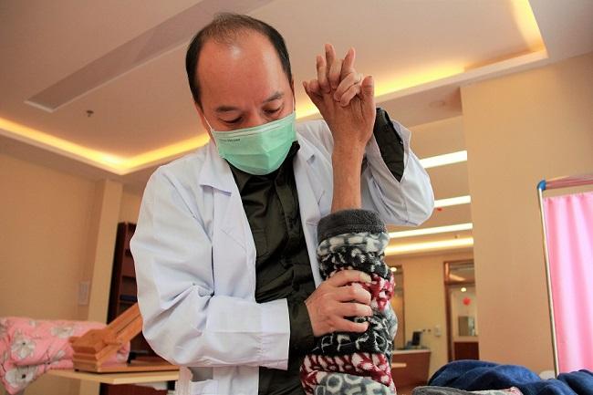 中风后遗症左脚前底板痛如何针灸,中风后遗症流涎的针灸治疗方法