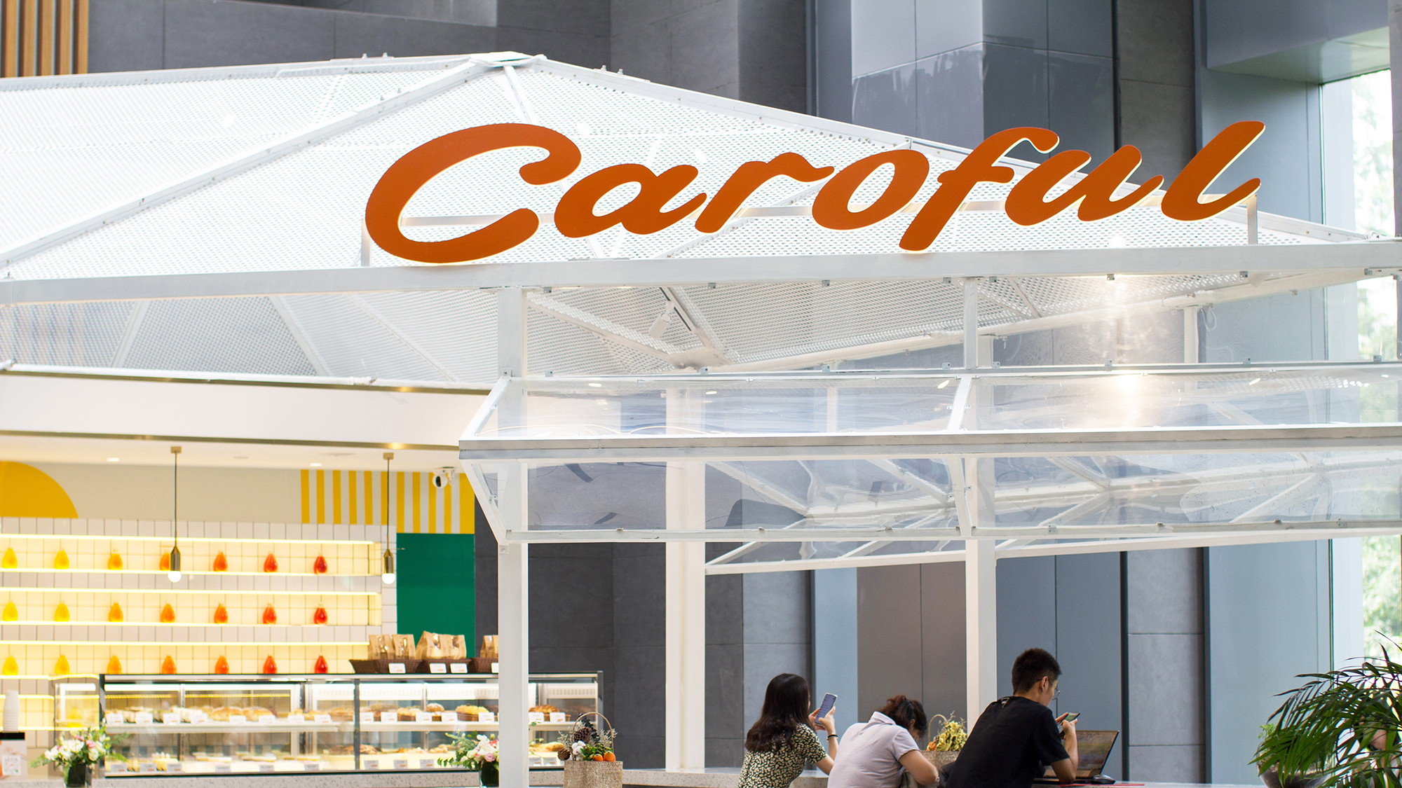 我们在办公大楼里建造了一座通透新鲜的果汁氧吧