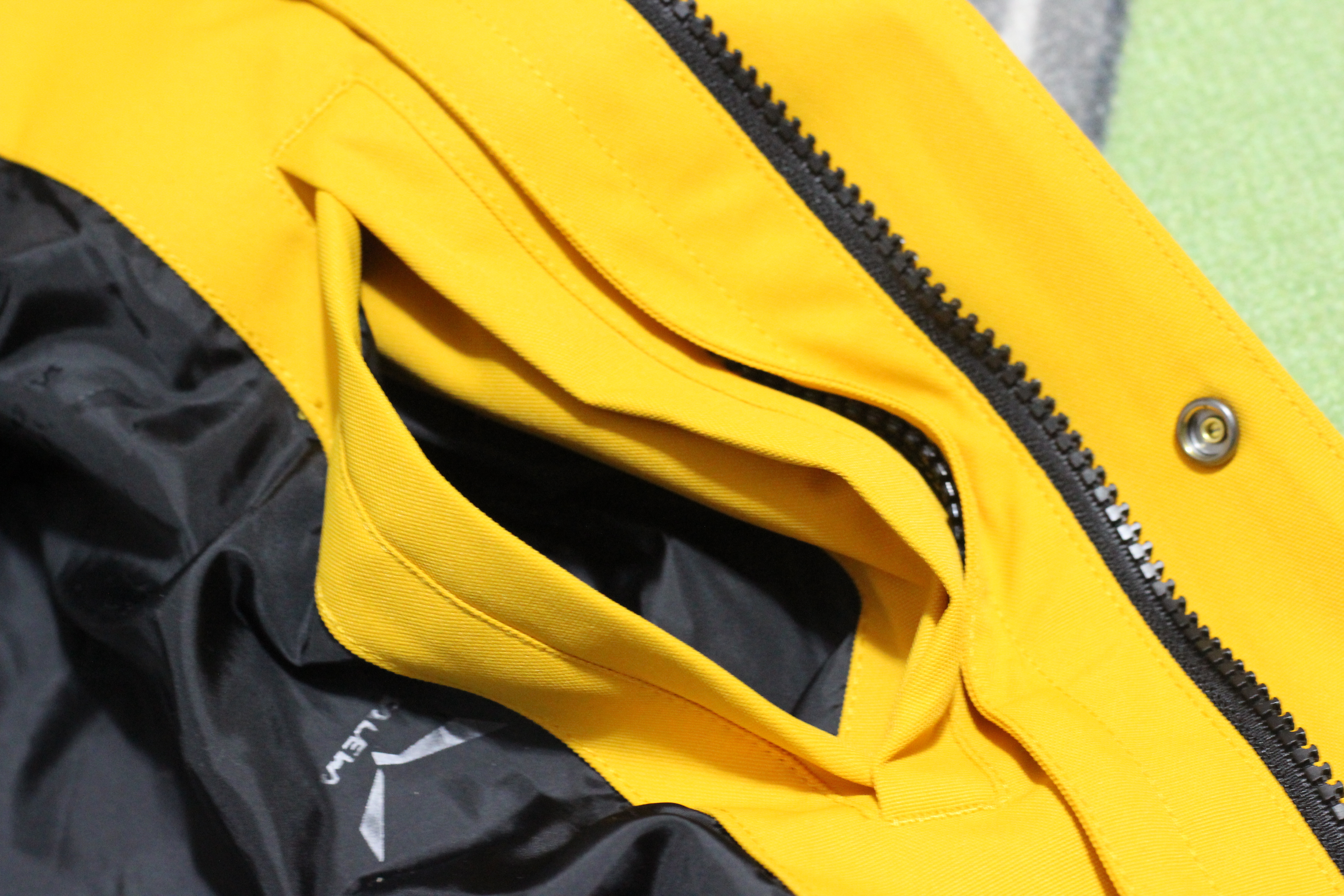 沙乐华明星同款冲锋衣,沙乐华和哥伦比亚冲锋衣哪个好