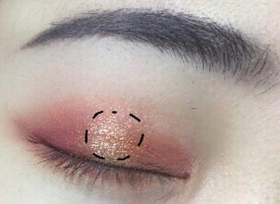 眼影教程新手画法,教画眼影适合什么眼影盘