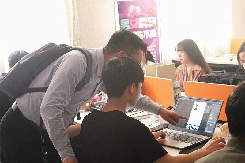 郑州易亚信息技术有限公司段长春总经理一行到我校洽谈交流