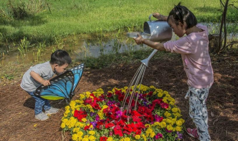 宝宝总是喜欢抱着自己的衣服,宝宝喜欢把喜欢的东西揣口袋里