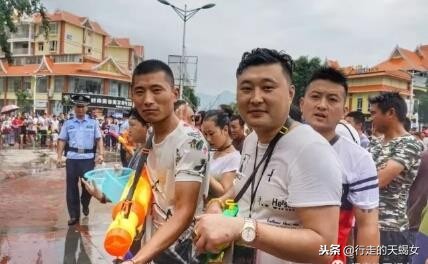 欢乐的泼水节鸟语花香,泼水节溢出的欢乐