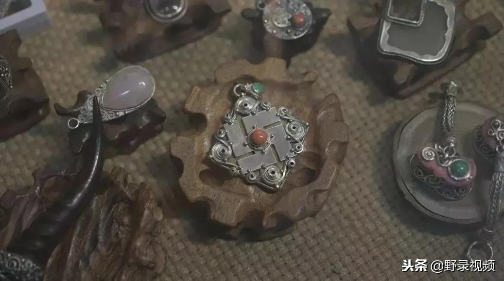 敖鲁古雅原始部落驯鹿喂草,敖鲁古雅驯鹿旅行