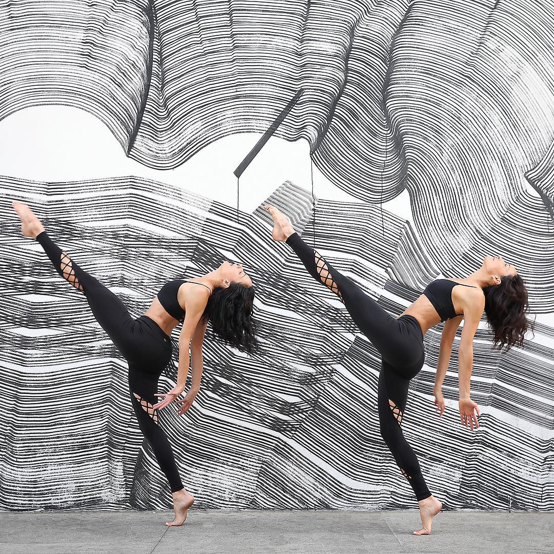 闺蜜间的乐趣，专属的黑色瑜伽服，有你一起穿才最美