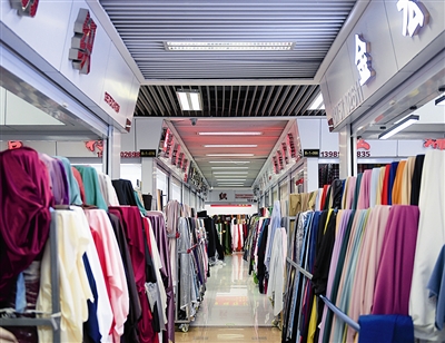 消控主机“滴滴滴”跳出故障，老板娘就坐在防火卷帘下方突击暗访杭州一市场，重重消防隐患让人忧