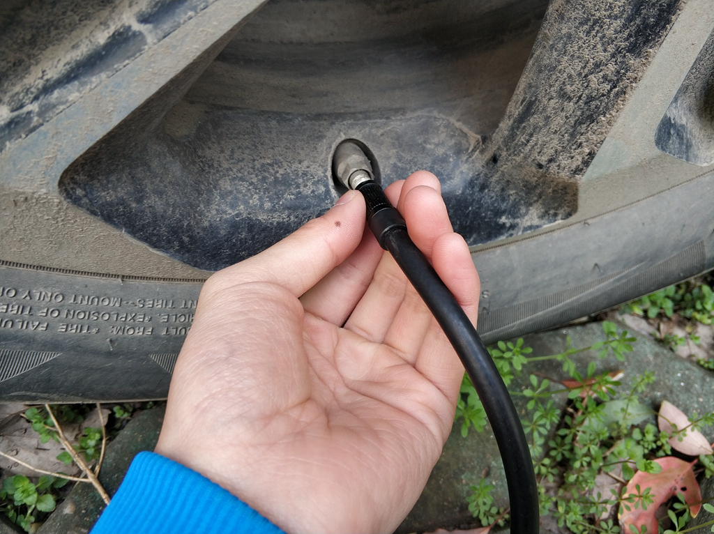 米家推出首款可以给汽车轮胎打气的设备，体积只有一个手机那么大