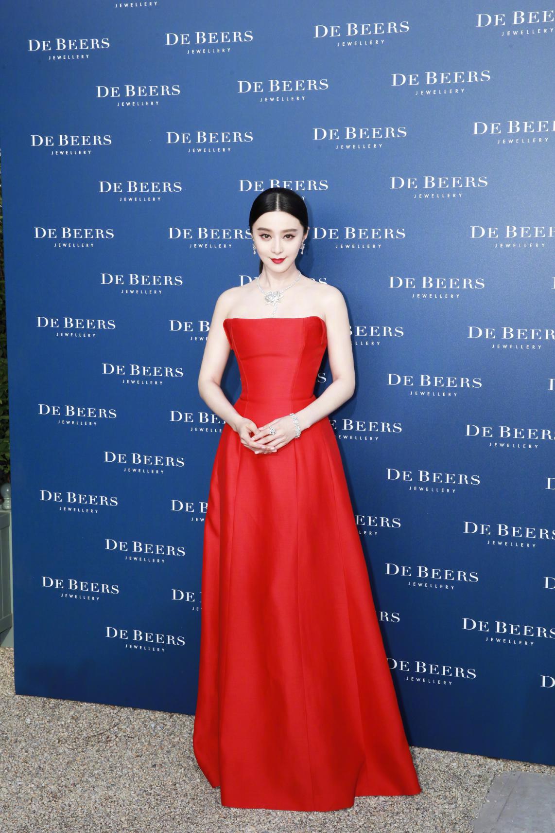 范冰冰也忒“彪悍”!披条“床单”就去走红毯了,被记者疯狂*拍偷**