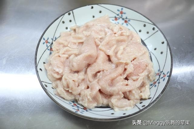 三伏天做水煮肉,一个小妙招,让你手工切出薄如蝉翼的完整肉片