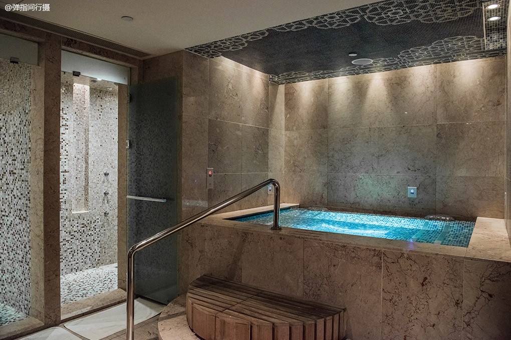 细品光彩琉璃中的东方韵味，澳门旅居的奢雅华贵尽汇于此