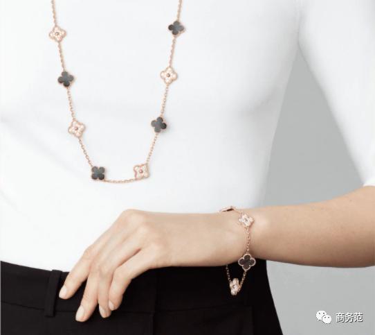 孟晚舟的穿搭首饰,孟晚舟戴的是新款梵克雅宝吗