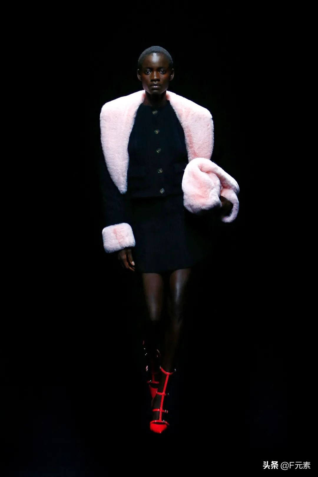 blumarine秋冬系列时装秀,blumarine2022米兰时装