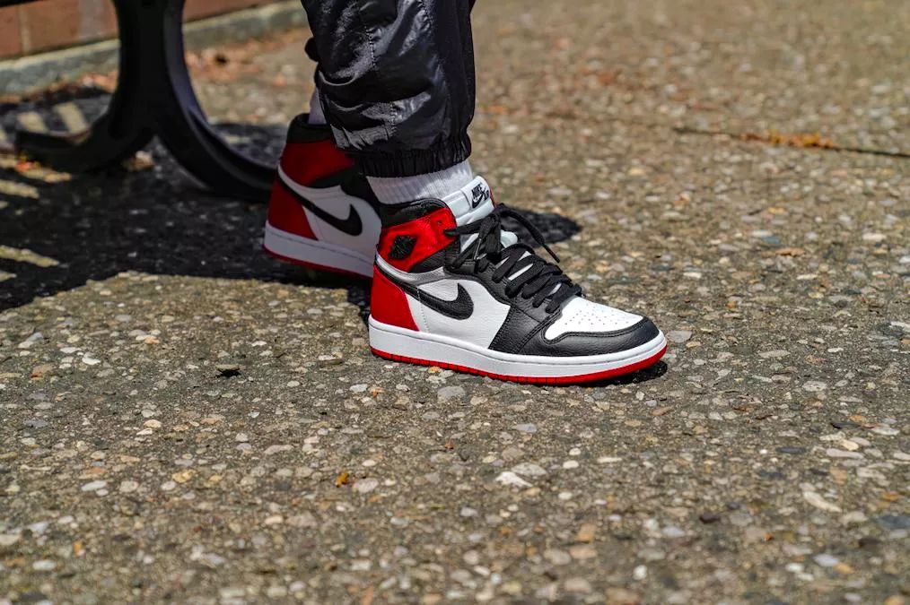 鞋穿不炒|热门鞋款暴跌,AJ1红丝绸降了4K+,YEEZY满天星降了6K+