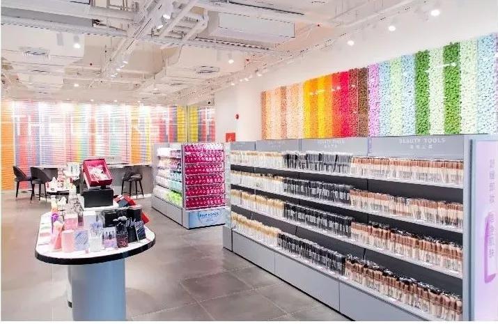 店播+快时尚+网红场景=业绩20万/店/天“调色师”这么玩不火才怪