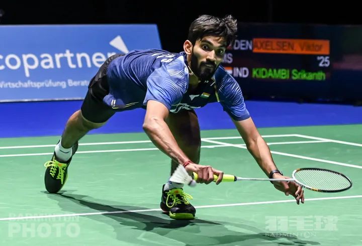 运动员脚受伤队医场内治疗过程,队医治疗脚伤