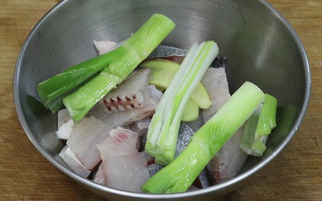 炸鱼块的面糊用什么粉好,炸鱼块调面糊的做法