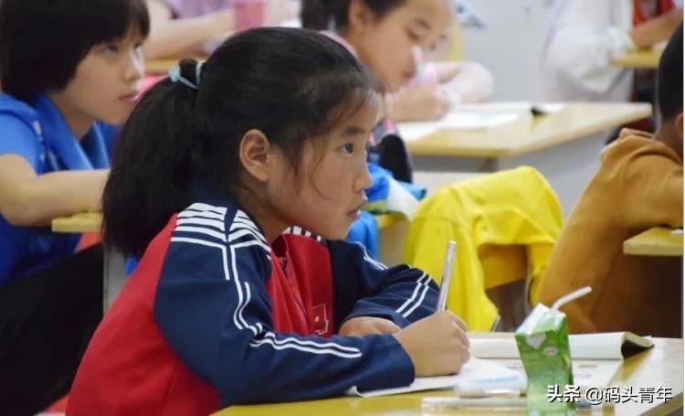 五个爱踢足球的贵州山区少女，能在广州逆天改命吗？