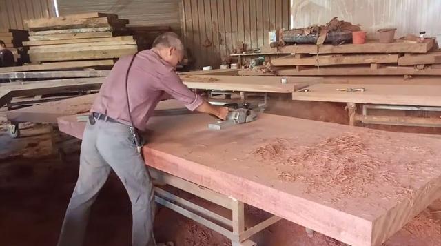 暗访东莞天价大板生产基地，原料全是称斤烂木头，富豪还排队来买