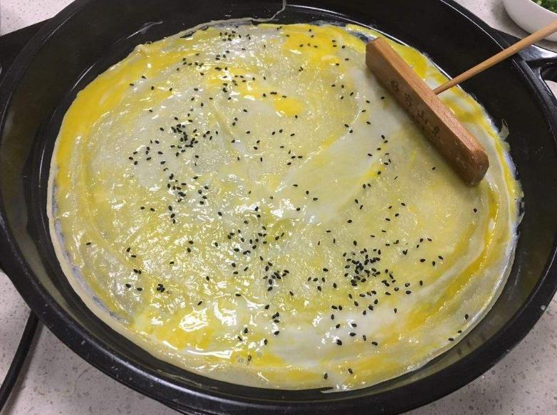 摆摊卖鸡蛋灌饼的真实收入,95后女孩摆摊年入200万