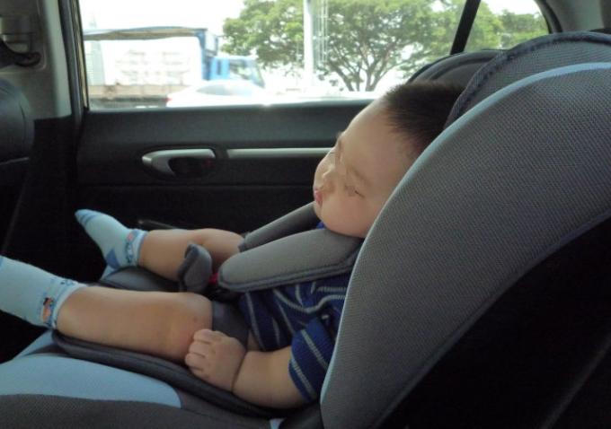“晕车”的宝宝有苦难言，十一出行别忽略娃的感受，家长来学习