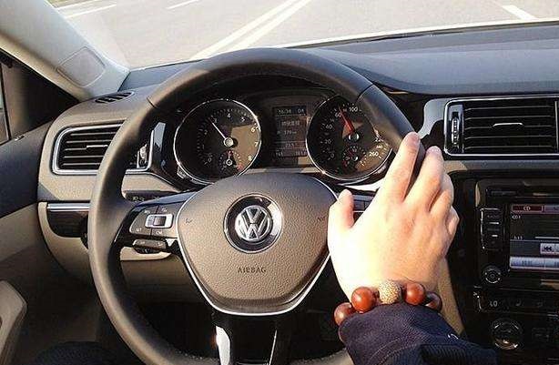 高速触碰电子手刹怎么处理,跑高速误按电子手刹有什么后果