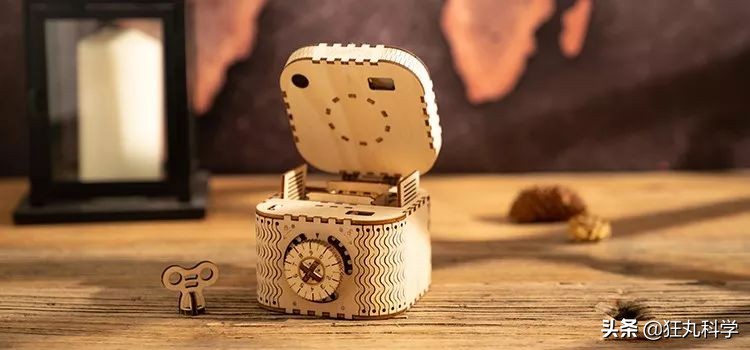 用老式胶片放映机改造投影过程,用木板拼出的老式电影放映机