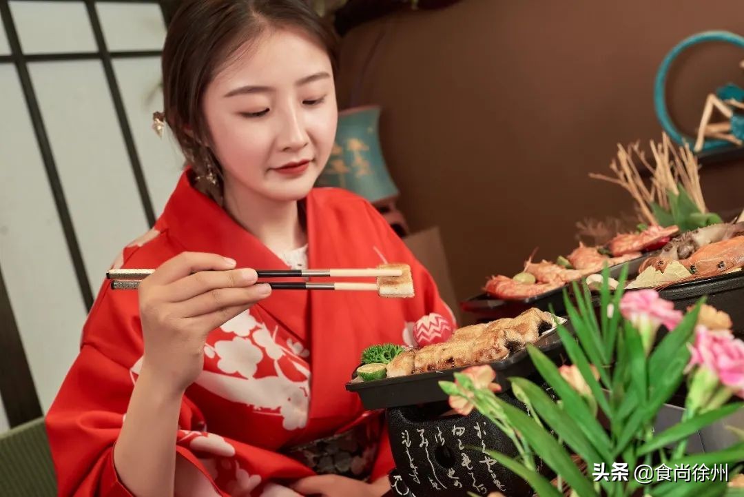 徐州张柏芝一秒到日本?其实正在吃日料,和服免费穿,过足cos瘾