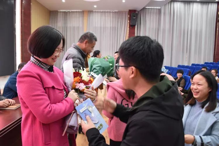 新老教师拜师仪式报道,二中教师拜师仪式