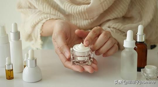 用护肤品总是出现搓泥现象,原因是护肤品质量太差吗?