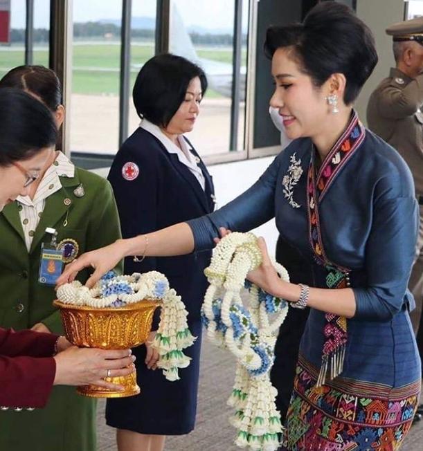 泰国贵妃戴红宝石露脸,泰国贵妇戴夸张首饰参加晚会