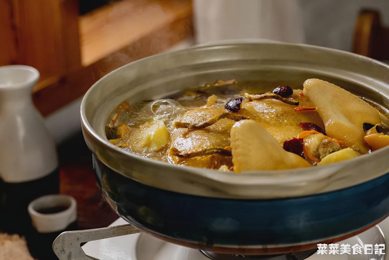 奶奶炖的鸡汤,老奶奶做的清炖鸡汤