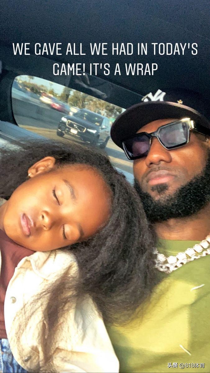 詹皇祖孙3代共进晚餐!开2瓶葡萄酒庆祝,餐后陪老丈人打扑克不来钱