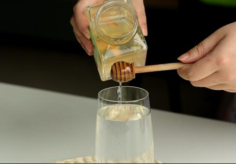 蜂蜜是买超市的好还是买养蜂人的好？养蜂人蜂蜜好不好？