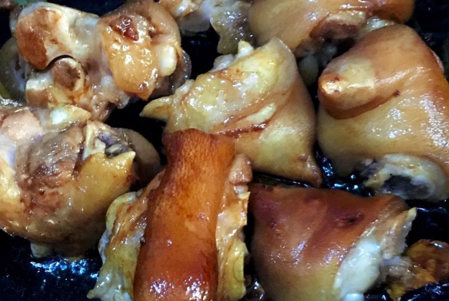 过年了黄豆炖猪蹄是一道好菜,软烂的黄豆炖猪蹄