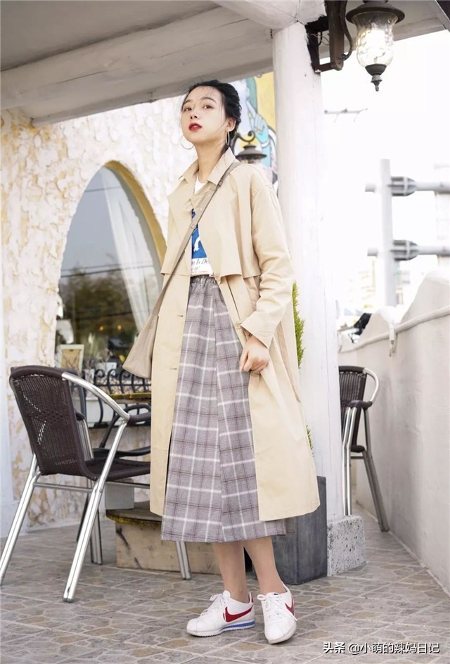 马丁靴搭配连帽风衣,冬天穿风衣千万别配两种裤子