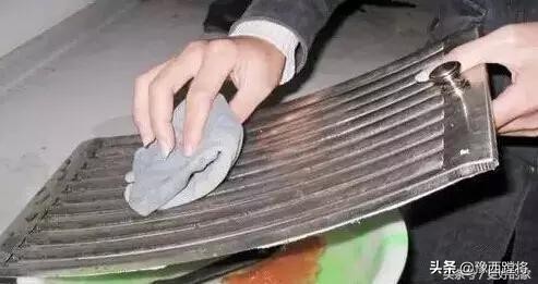 厨房油烟机大清洗，家里婆婆这样弄，几分钟油烟机锃光发亮